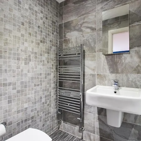 3 Bedroom, En - Perfect For Groups! アパート リーズ