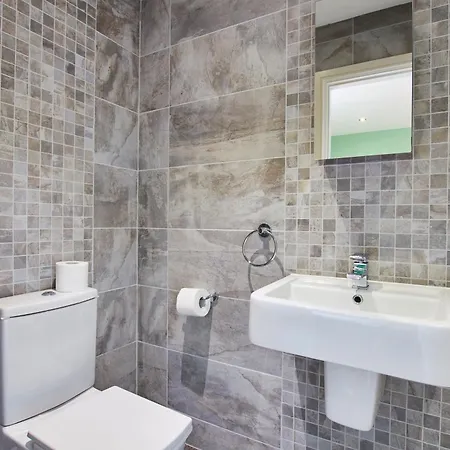 3 Bedroom, En - Perfect For Groups! Лідс